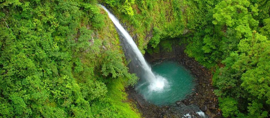 the-amazing-la-fortuna-waterfall